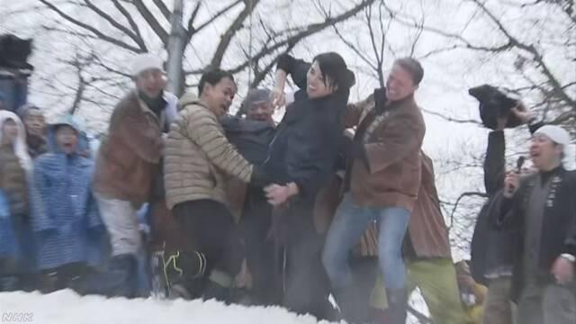 海外网■日本举行雪地扔女婿活动：今年雪不够厚,搬30吨雪来也要办...