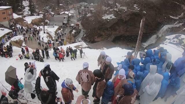 海外网■日本举行雪地扔女婿活动：今年雪不够厚,搬30吨雪来也要办...