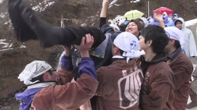 海外网■日本举行雪地扔女婿活动：今年雪不够厚,搬30吨雪来也要办...