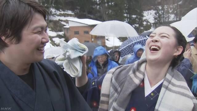 海外网■日本举行雪地扔女婿活动：今年雪不够厚,搬30吨雪来也要办...