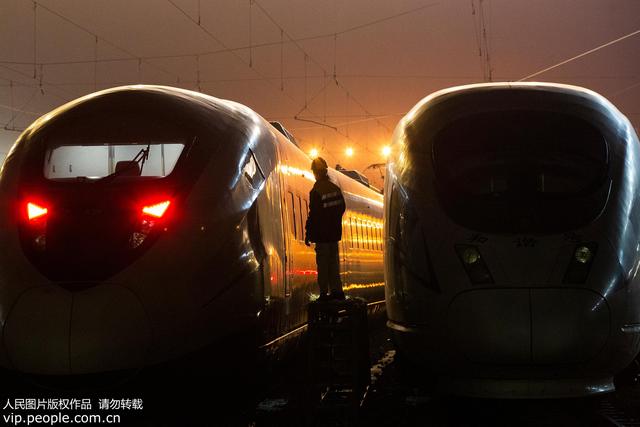 人民网：西安：寒冬里的动车“打温人”