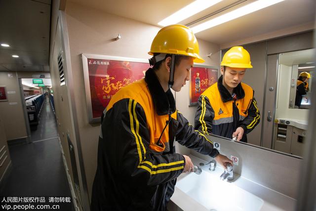 人民网：西安：寒冬里的动车“打温人”