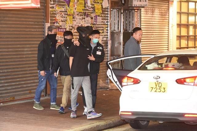 「澎湃新闻」香港有记录以来首次搜出“水喉通土制炸弹”，警方已拘10人