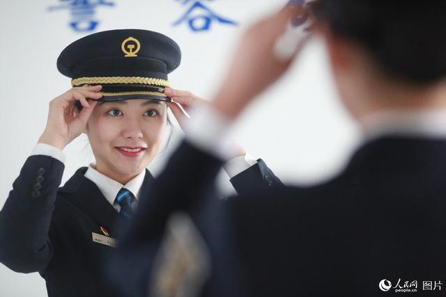 【人民网】图片故事：“90后”客运值班员的一天