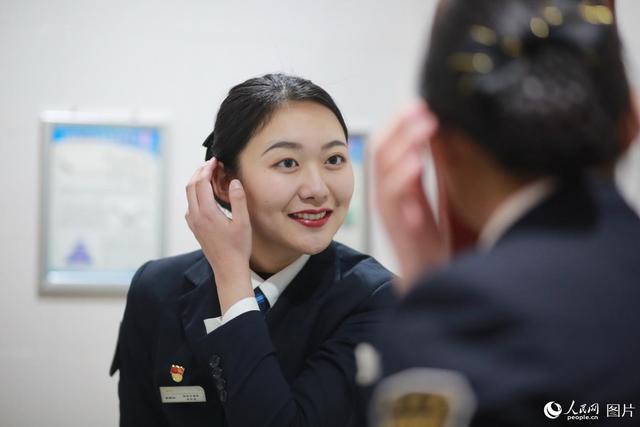【人民网】图片故事：“90后”客运值班员的一天