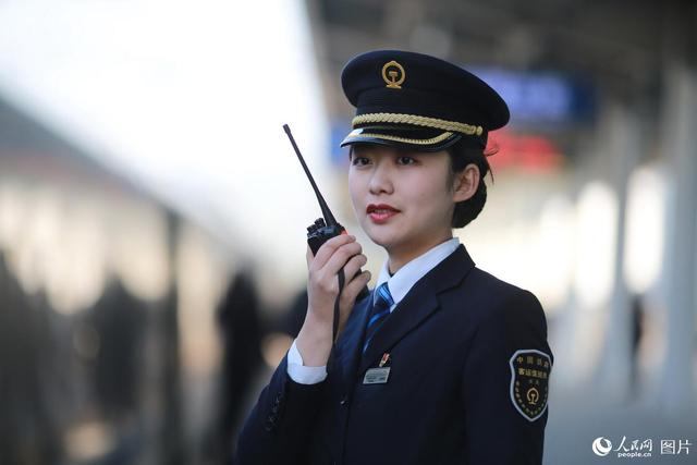 【人民网】图片故事：“90后”客运值班员的一天