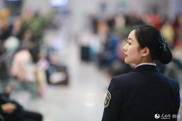 【人民网】图片故事：“90后”客运值班员的一天