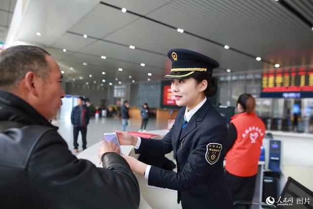 【人民网】图片故事：“90后”客运值班员的一天