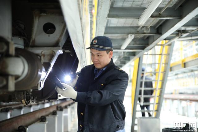 随车机械师在春运出乘前检查动车组技术状态 确保旅客安全平稳出行