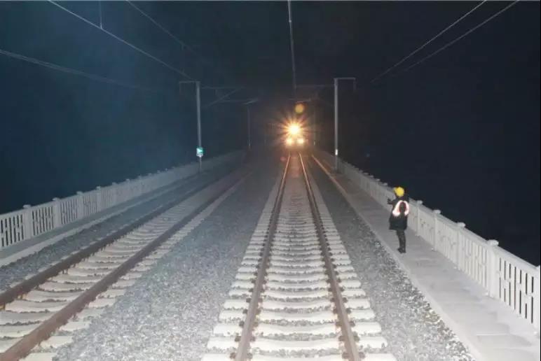 「文汇报」压力山大的春运又来了，为何不加开夜间高铁？