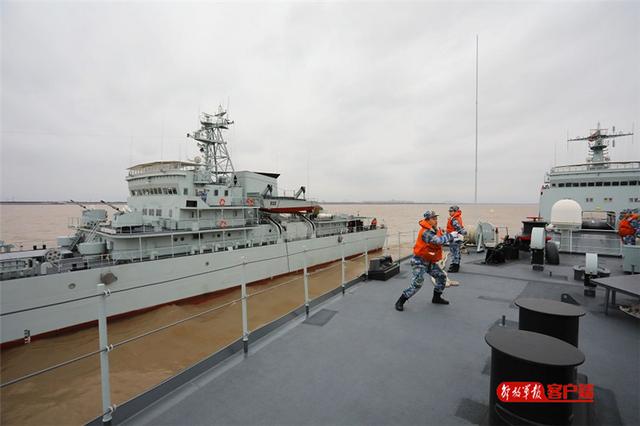 中国军网：向战而行！东部战区海军某登陆舰大队组织新年度首次海上训练
