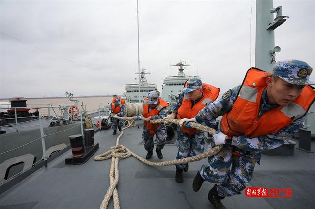 中国军网：向战而行！东部战区海军某登陆舰大队组织新年度首次海上训练