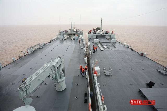 中国军网：向战而行！东部战区海军某登陆舰大队组织新年度首次海上训练