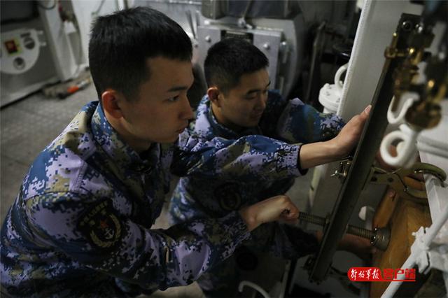 中国军网：向战而行！东部战区海军某登陆舰大队组织新年度首次海上训练