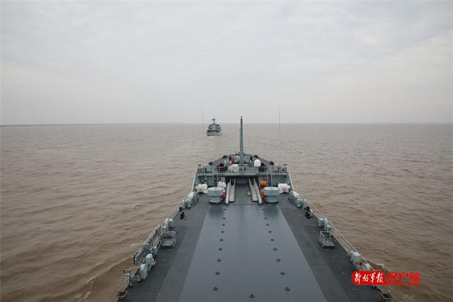 中国军网：向战而行！东部战区海军某登陆舰大队组织新年度首次海上训练