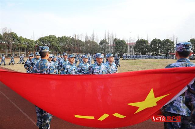 中国军网：向战而行！东部战区海军某登陆舰大队组织新年度首次海上训练