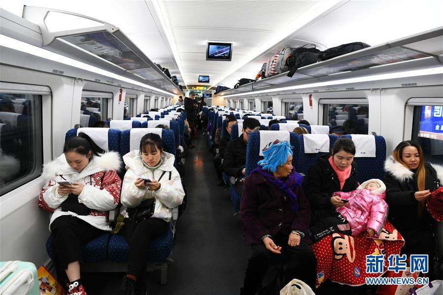 1月16日晚,旅客在贵阳北站乘坐g4922次红眼高铁列车返乡