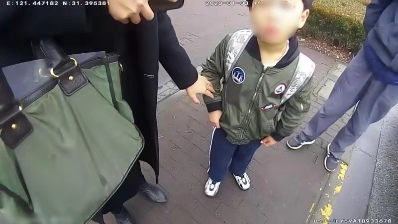文汇报@心大父母都以为对方在家照看孩子而各自去上班，6岁男童独自出门上演寻亲记……