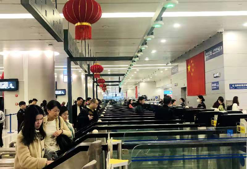 「文汇报」日均11万+！春运首周，浦东机场口岸频现出入境客流高峰……