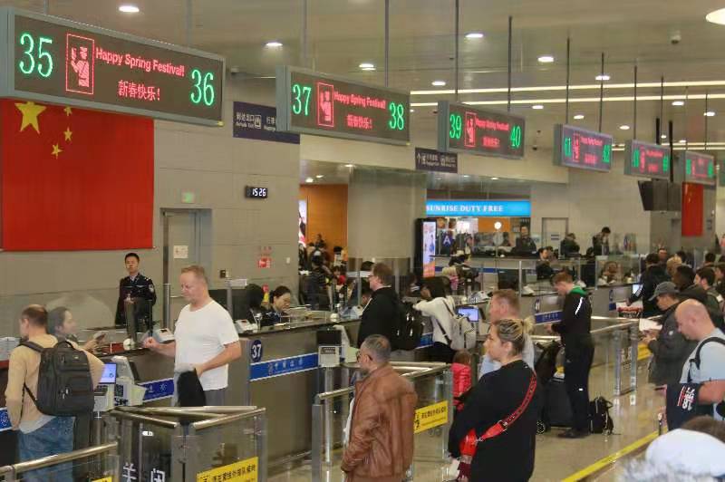 「文汇报」日均11万+！春运首周，浦东机场口岸频现出入境客流高峰……