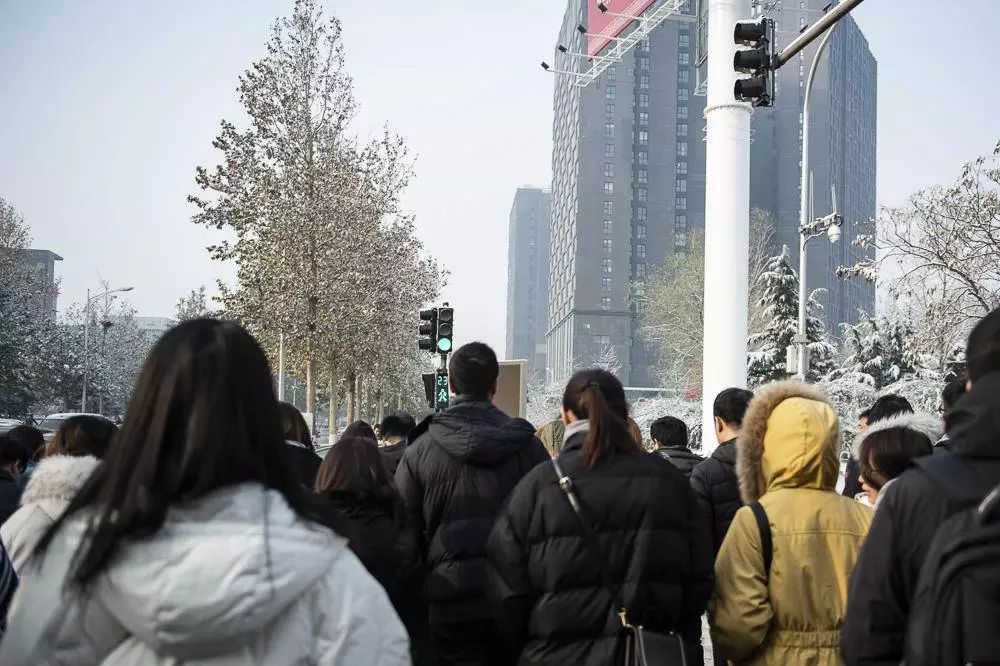 週六早晨9點多的西二旗地鐵站路口.