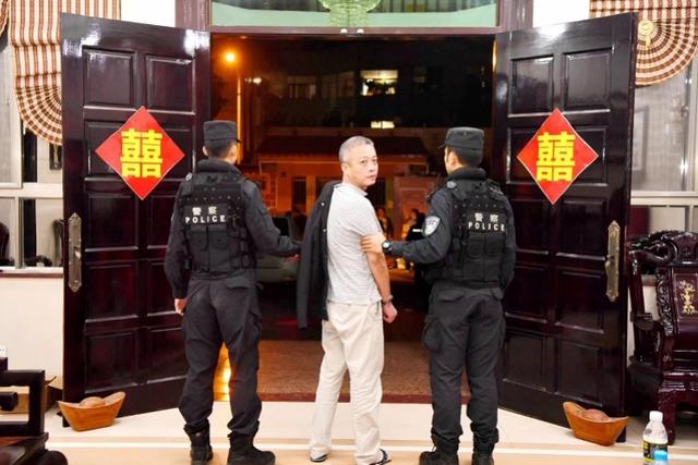 【南方都市报】1768年拉菲、豪车多如车展……黑帮资产20亿，77公职涉案