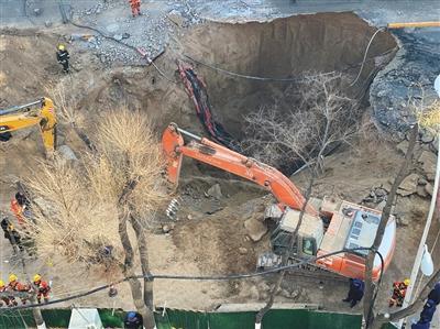 「新京报」西宁道路塌陷揭开城市“地下伤疤”