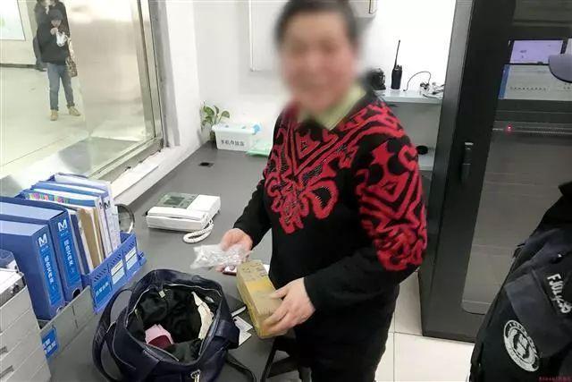 [楚天都市报]60万的金首饰！武汉地铁站有人丢了一个包，工作人员打开一看惊呆了