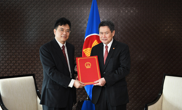 「环球网」新任中国驻东盟使团团长邓锡军大使向东盟秘书长递交任命书