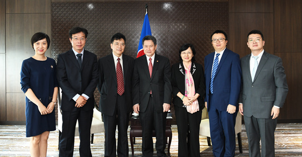 「环球网」新任中国驻东盟使团团长邓锡军大使向东盟秘书长递交任命书