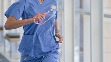 上观新闻：儿科女医生“卸妆救人”走红：不能化着妆去会诊