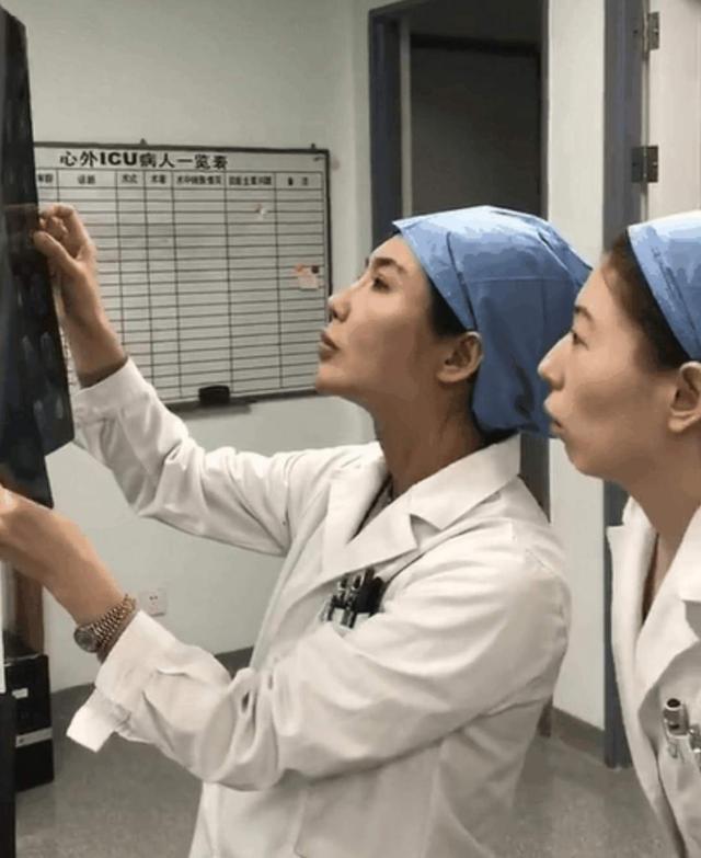 上观新闻：儿科女医生“卸妆救人”走红：不能化着妆去会诊