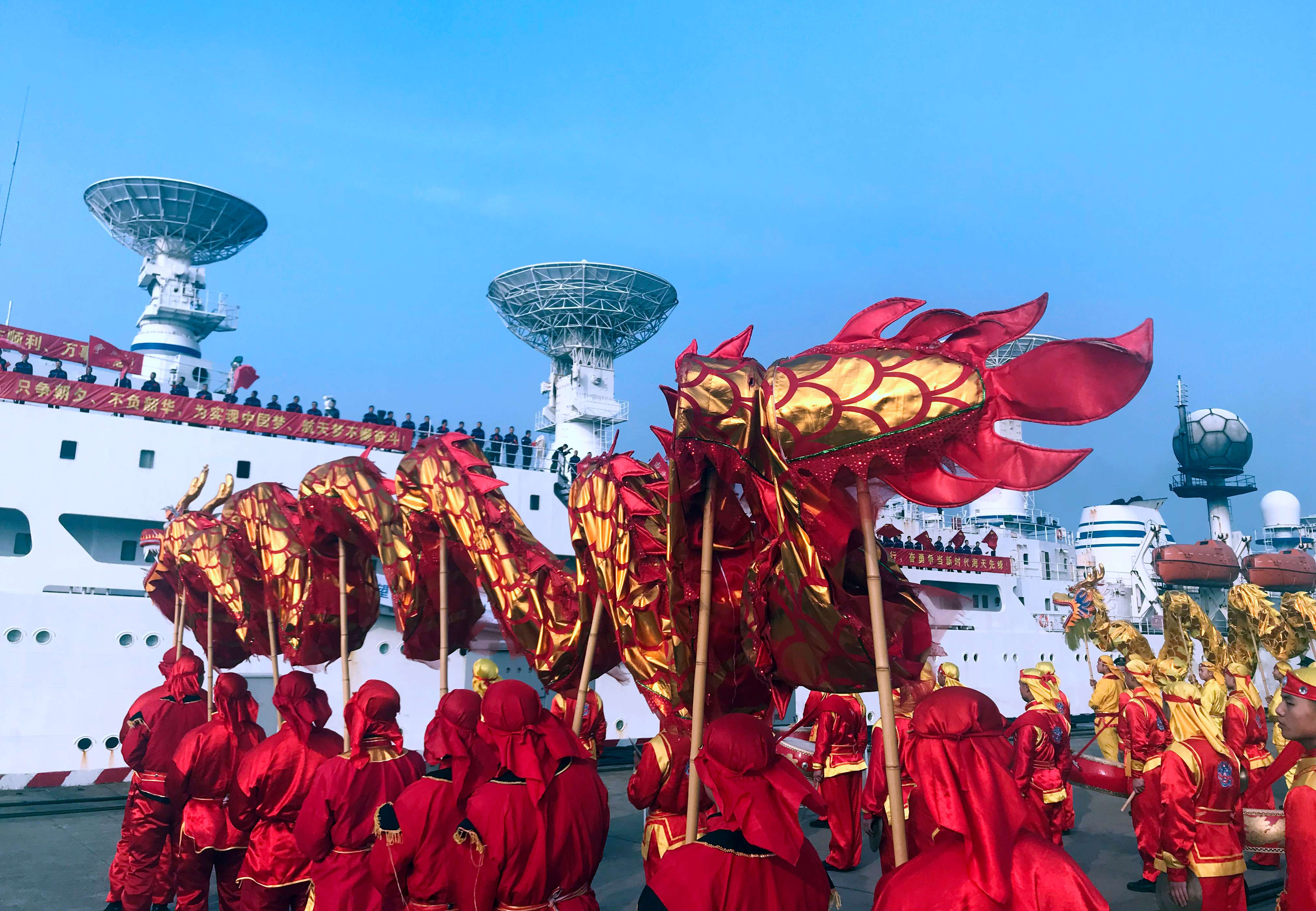 2.码头上,龙狮队迎接远望船员凯旋,高超摄.jpg