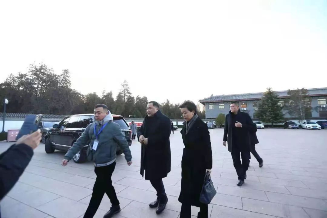 #北京日报#赵忠祥告别仪式上演不堪一幕，别让名人葬礼变成追星场?