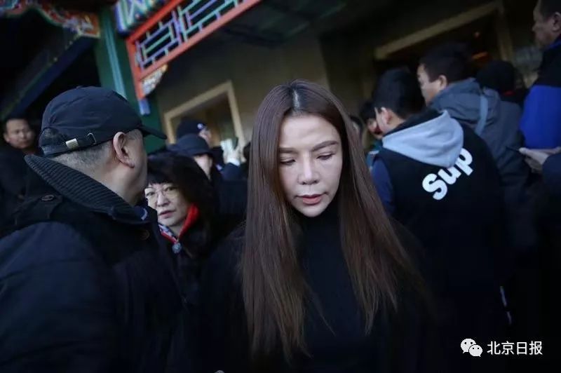 #北京日报#赵忠祥告别仪式上演不堪一幕，别让名人葬礼变成追星场?