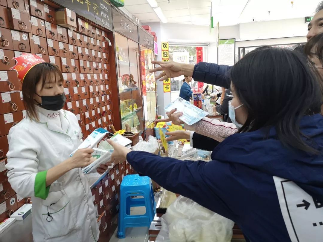 21日中午,广州市民在药房排队购买口罩,增强防范意识.