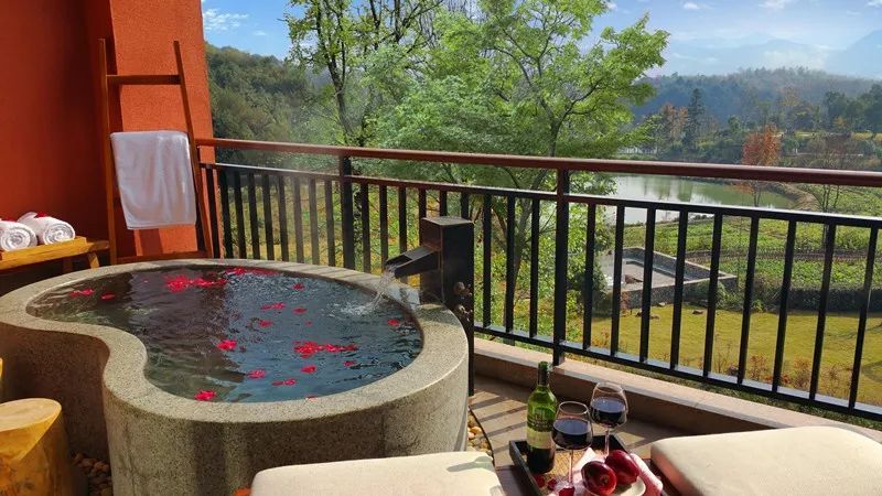 春泉庄温泉度假区位于赤壁市茶庵岭镇,坐落在五龙山青山竹海中