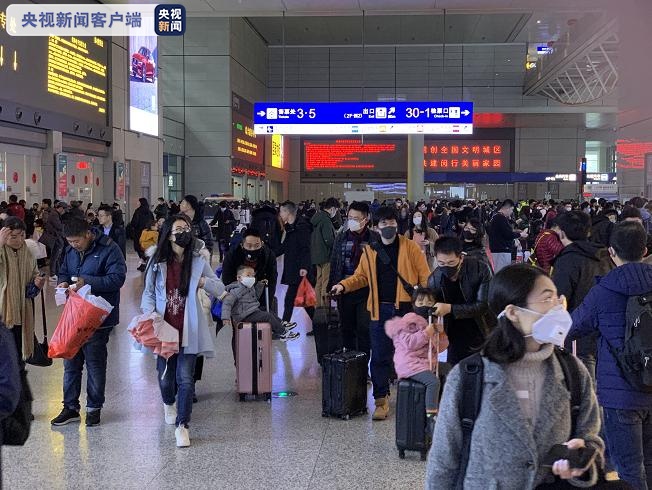 【央视新闻客户端】上海今天启动机场、火车站、长途汽车站旅客测温服务