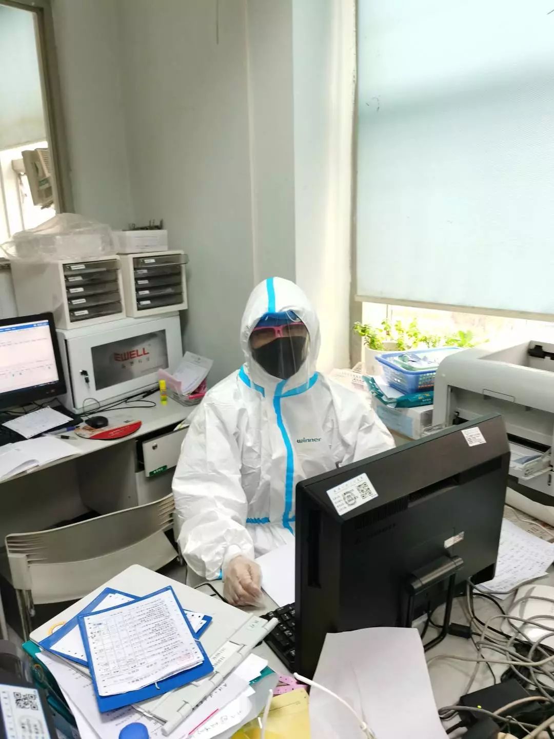 「中国青年报」武汉女医生写下“请战书”！未告知丈夫…