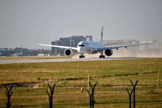 央视新闻客户端@民航局要求加强对乘机旅客的健康巡查 加大航后消毒力度