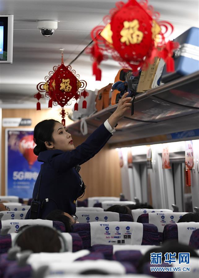 #新华网#忙碌在春运期间的宁夏首条高铁上