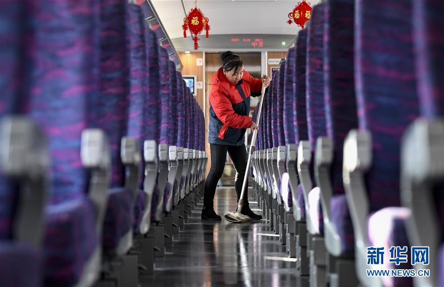 #新华网#忙碌在春运期间的宁夏首条高铁上