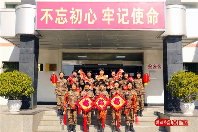 #中国军网#见字如面｜＠父亲母亲：你们在部队的女儿们给你们来信啦