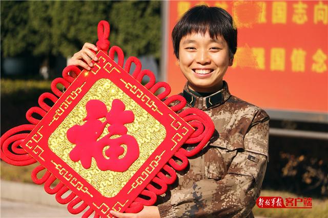 #中国军网#见字如面｜＠父亲母亲：你们在部队的女儿们给你们来信啦