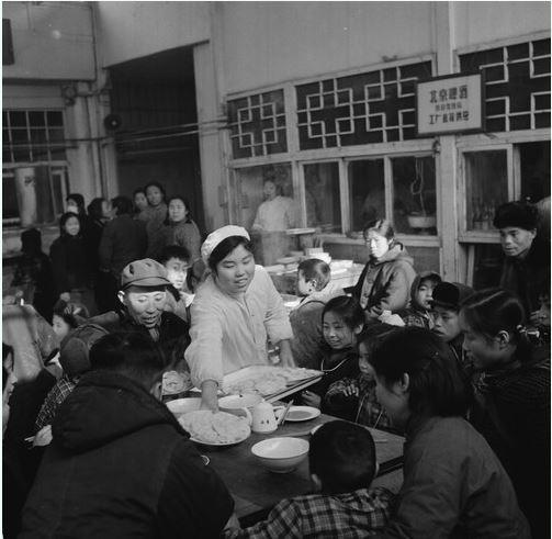 「北京日报客户端」每逢佳节倍辛勤，别忘了咱老百姓的“春节守岁人”