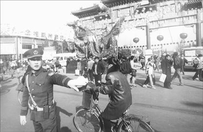 「北京日报客户端」每逢佳节倍辛勤，别忘了咱老百姓的“春节守岁人”