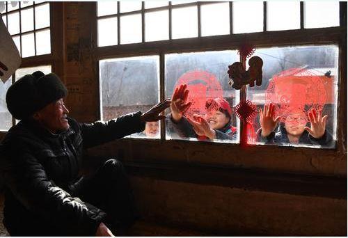 「北京日报客户端」每逢佳节倍辛勤，别忘了咱老百姓的“春节守岁人”