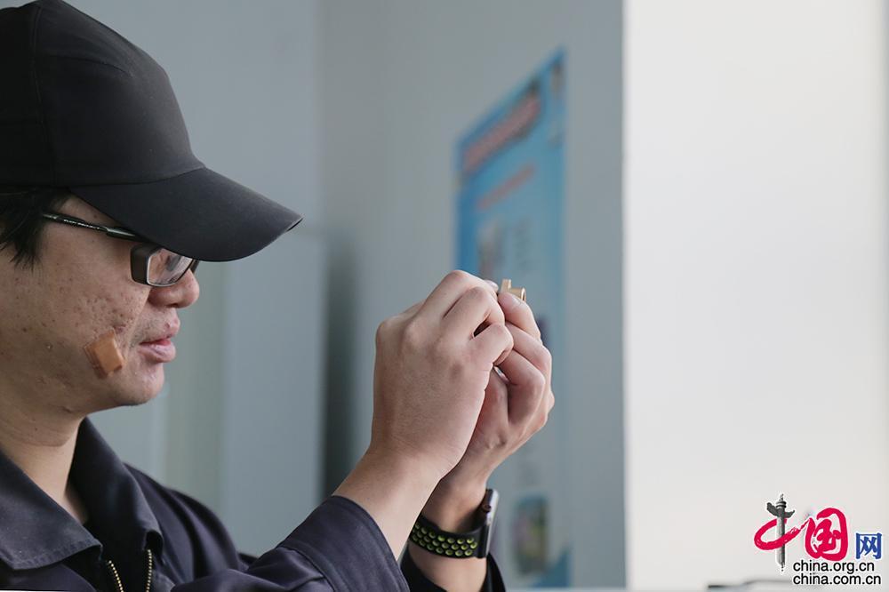 中国网@【新春走基层】叶辉——比精密机器精准十倍的航天研磨师