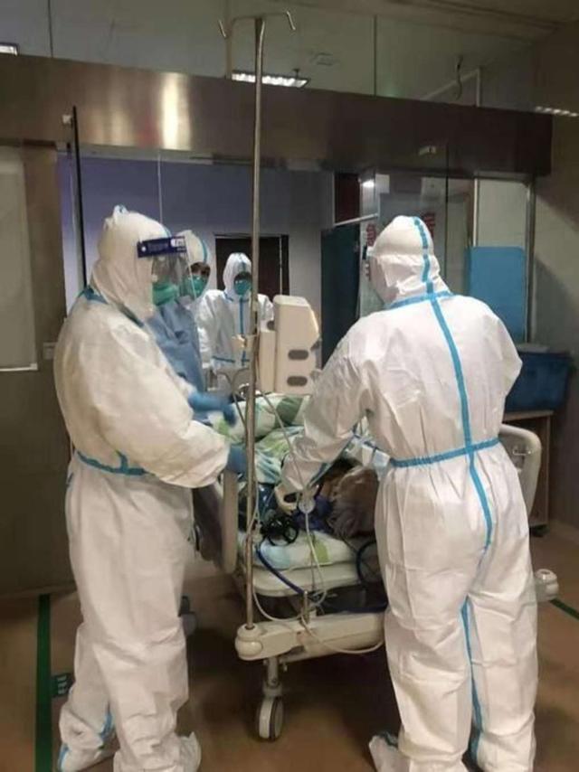 中国军网@向投身没有硝烟战争的医护人员致以崇高的敬礼