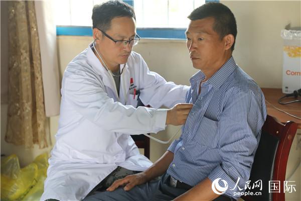 「人民网」中国赴刚果（金）维和医疗队春节前为中资企业义诊巡诊
